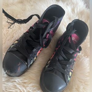 Heelys YT size 7. One lace is broken. The rolls for under the shoe is missing.